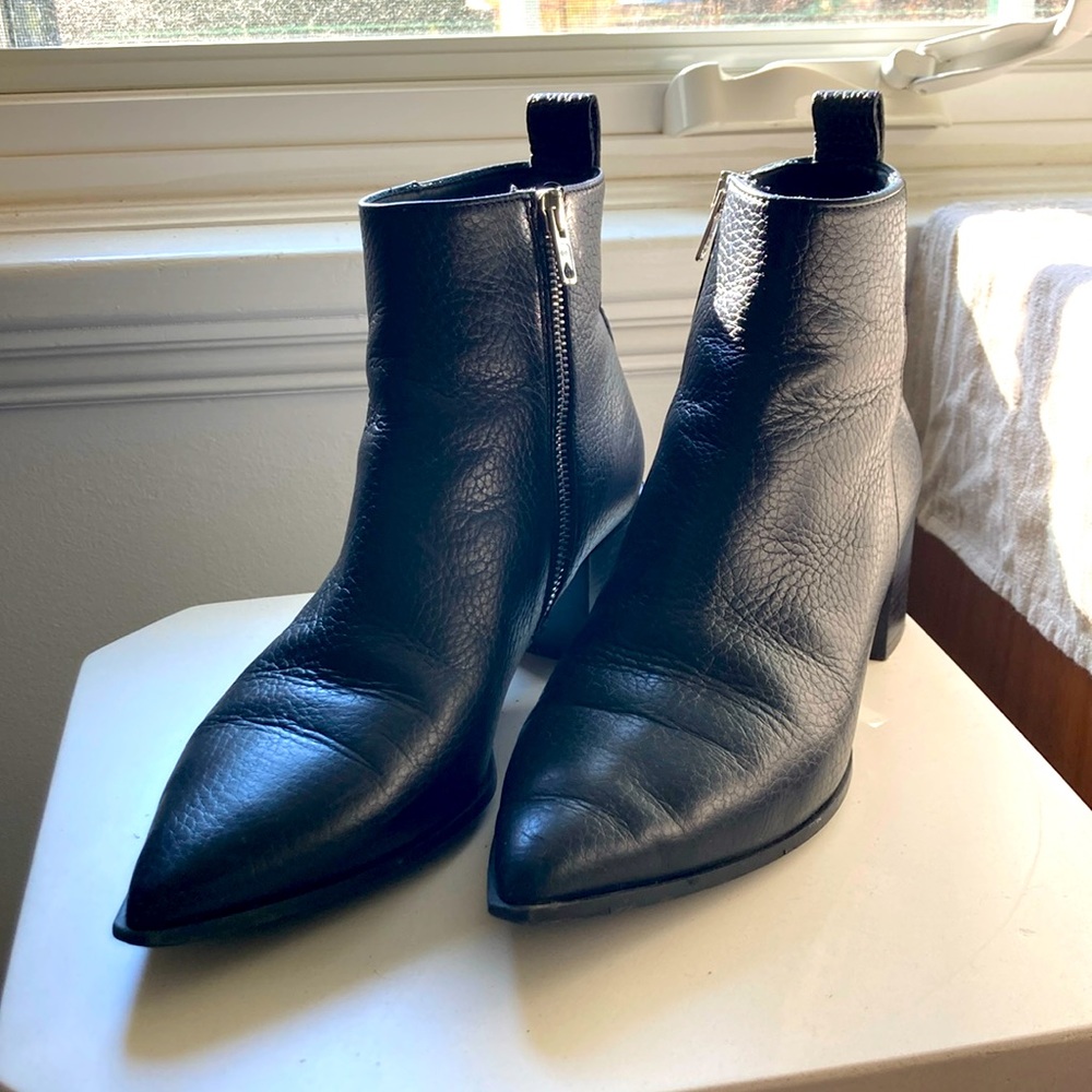 Everlane Boss ankle boot in pebble texture leather, size 8